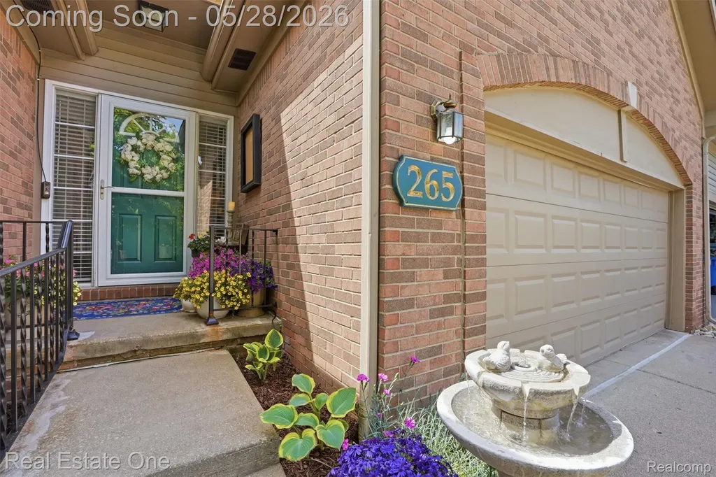 265 Winslow Circle Commerce Charter Township MI 48390