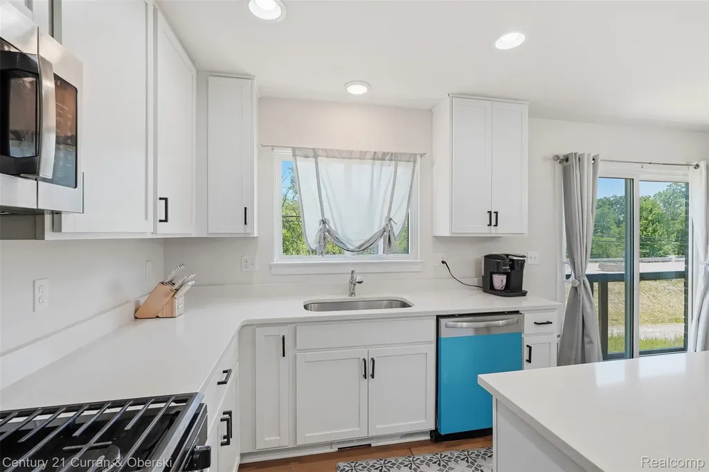 8760 Oak Ridge Trail Westland City MI 48185