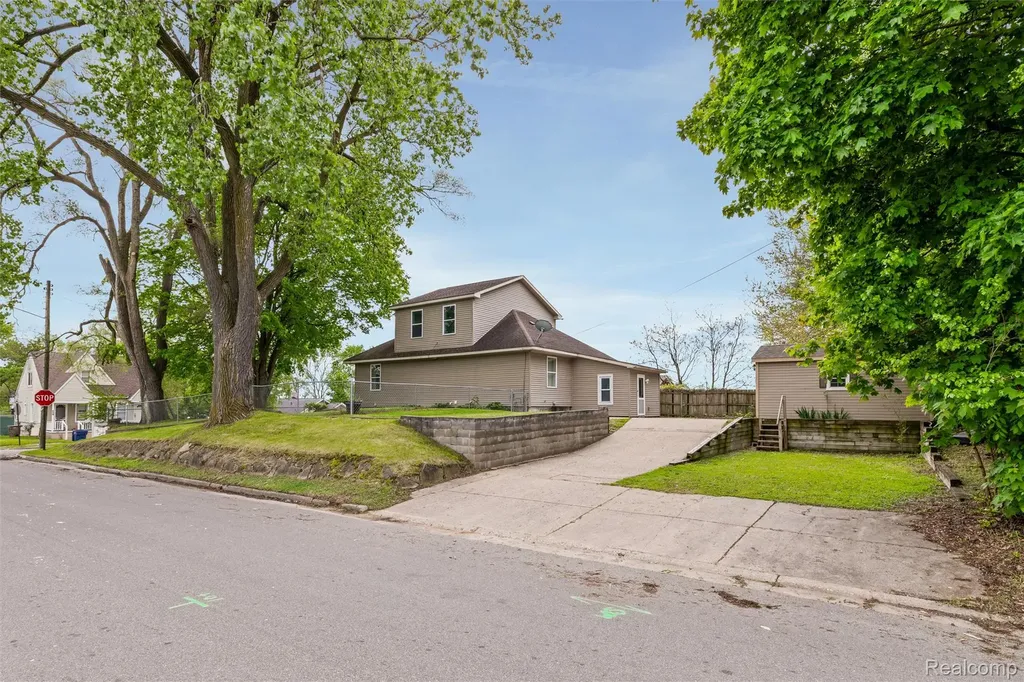 649 Lounsbury Avenue Pontiac City MI 48340