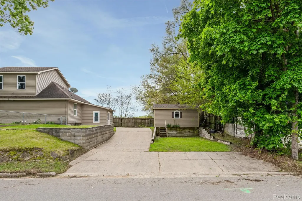 649 Lounsbury Avenue Pontiac City MI 48340