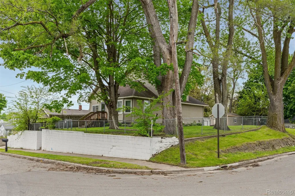 649 Lounsbury Avenue Pontiac City MI 48340