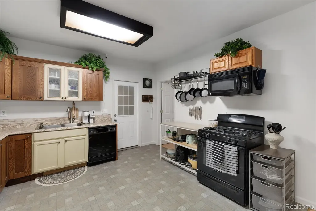 649 Lounsbury Avenue Pontiac City MI 48340