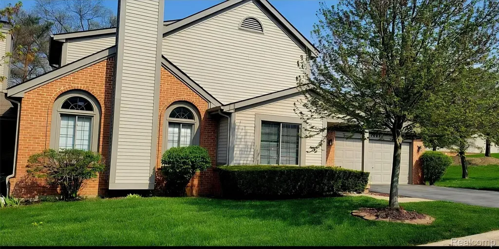 1004 Elmwood Drive Brighton City MI 48116