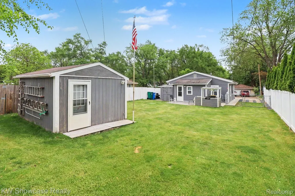 9572 Garden Terrace Commerce Charter Township MI 48382