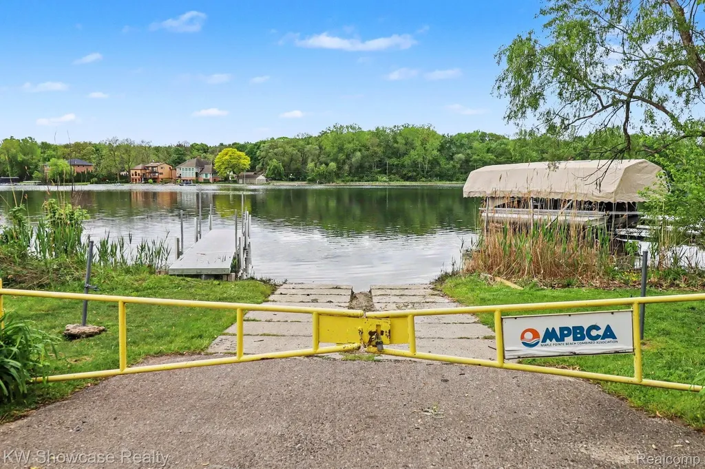9572 Garden Terrace Commerce Charter Township MI 48382