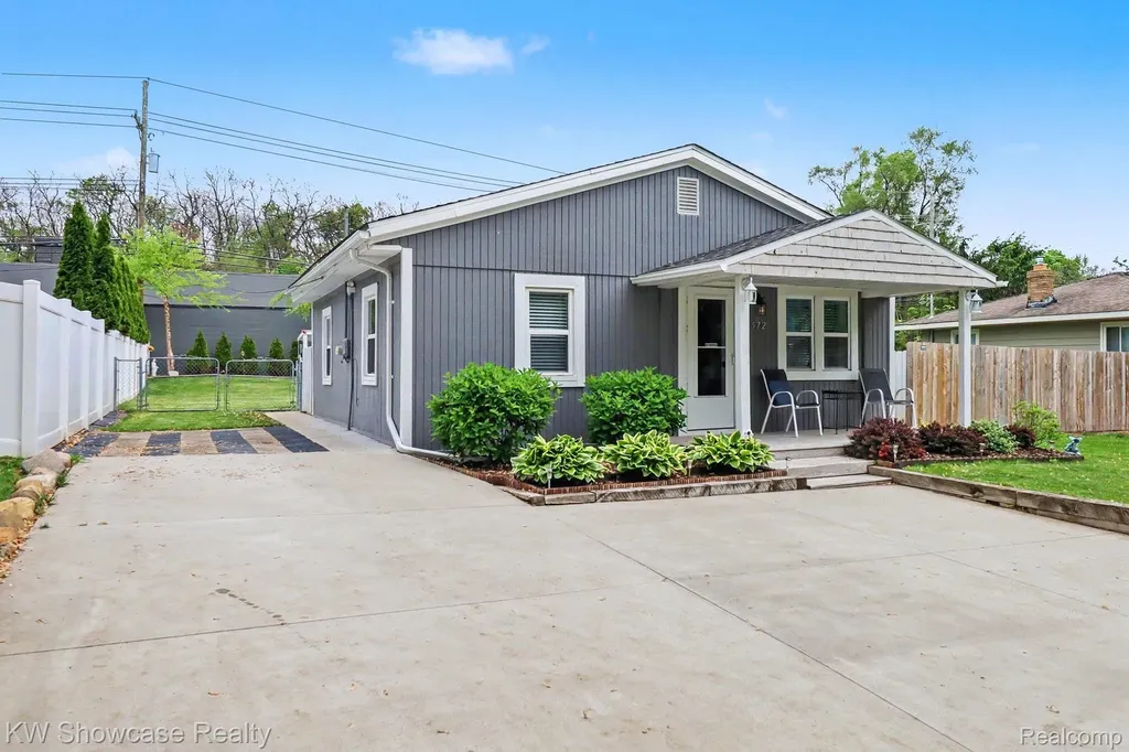 9572 Garden Terrace Commerce Charter Township MI 48382