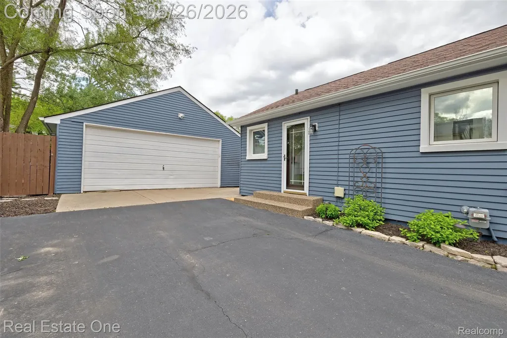 6394 Manson Drive Waterford Charter Township MI 48329