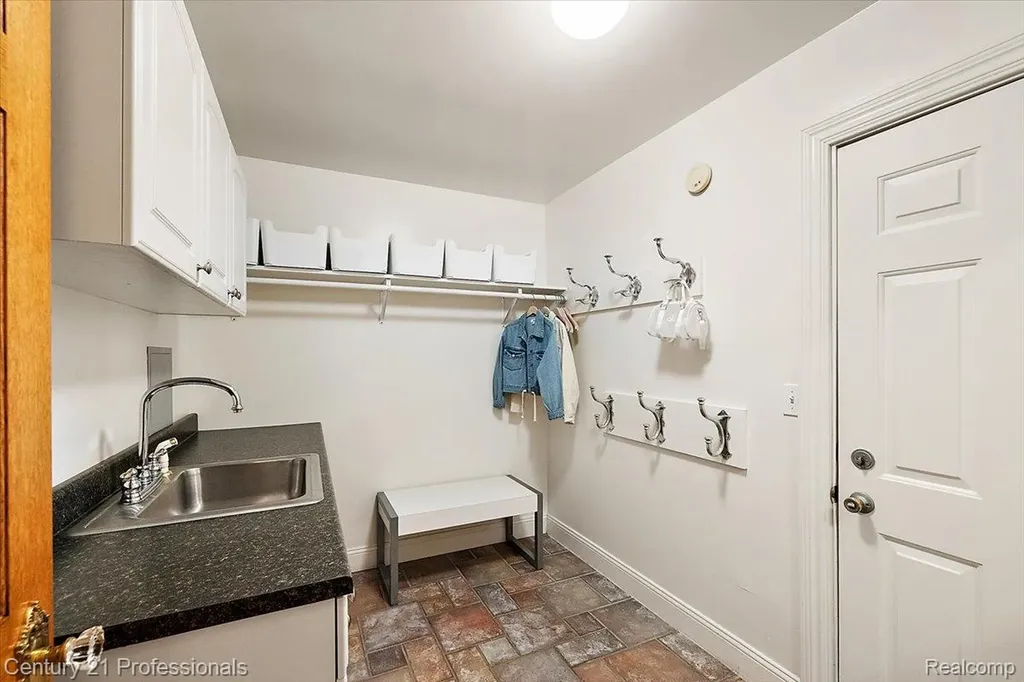 6705 College Park Drive Springfield Charter Township MI 48346
