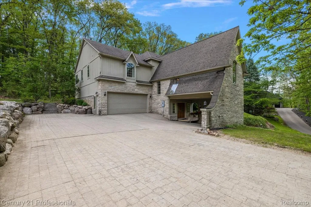 6705 College Park Drive Springfield Charter Township MI 48346