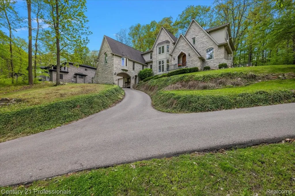 6705 College Park Drive Springfield Charter Township MI 48346