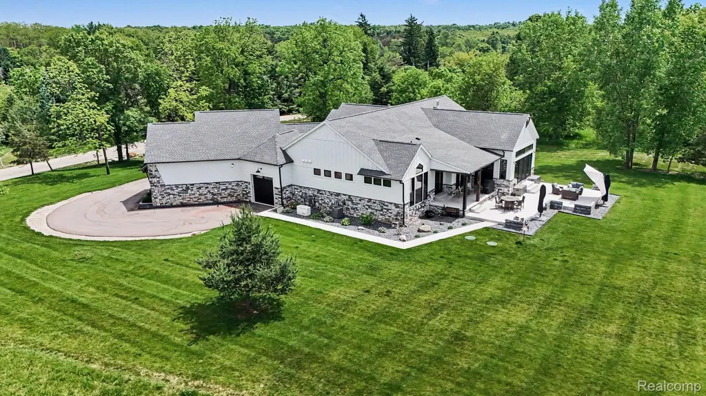 5015 Birch Drive Springfield Charter Township MI 48350