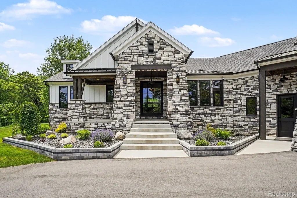 5015 Birch Drive Springfield Charter Township MI 48350