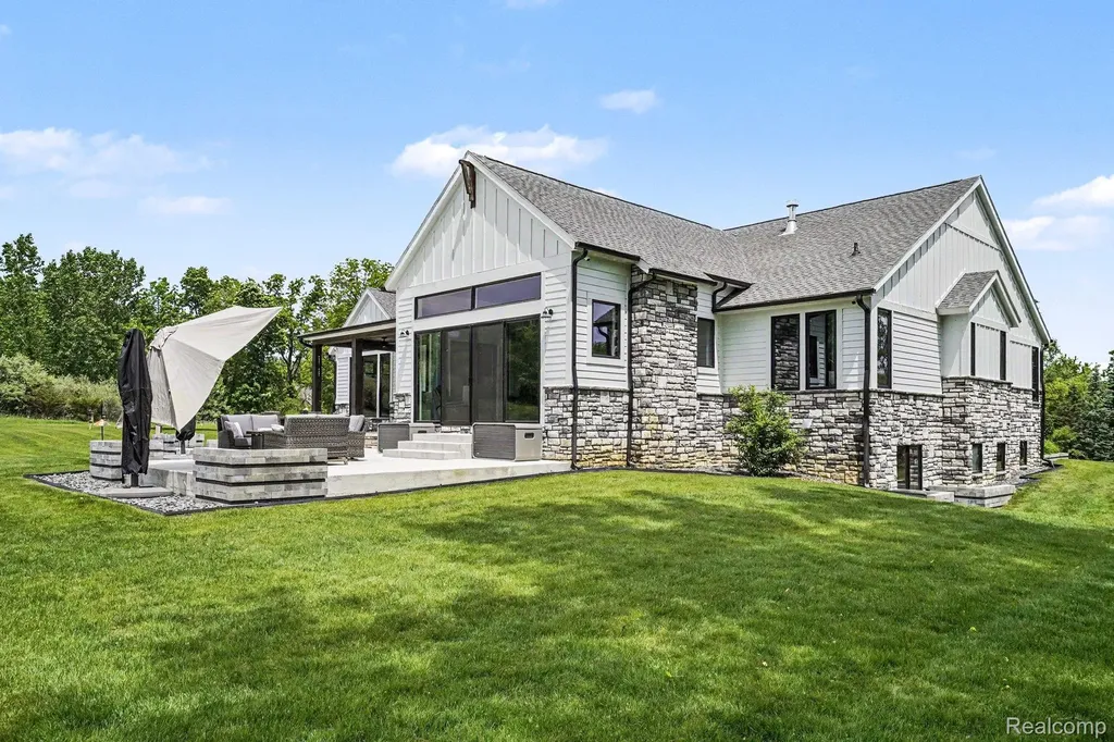 5015 Birch Drive Springfield Charter Township MI 48350
