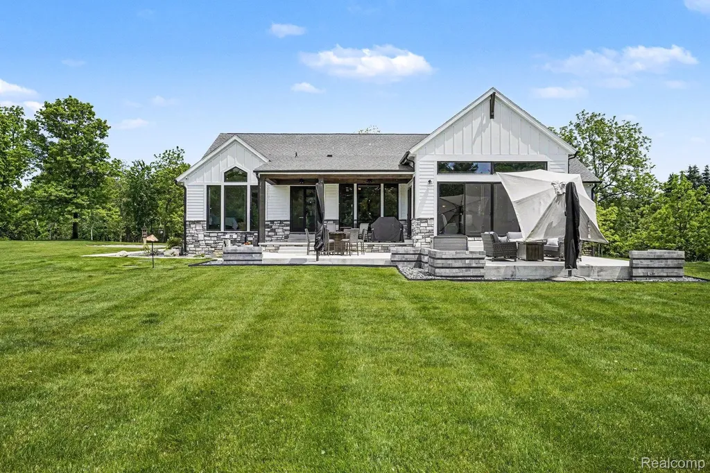 5015 Birch Drive Springfield Charter Township MI 48350