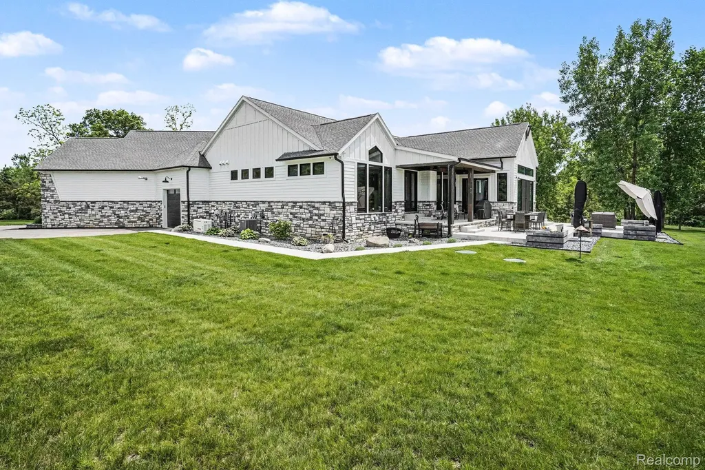 5015 Birch Drive Springfield Charter Township MI 48350