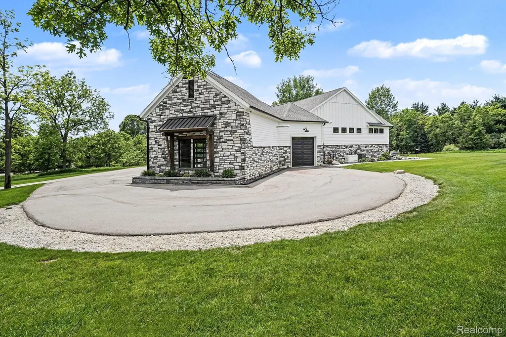 5015 Birch Drive Springfield Charter Township MI 48350