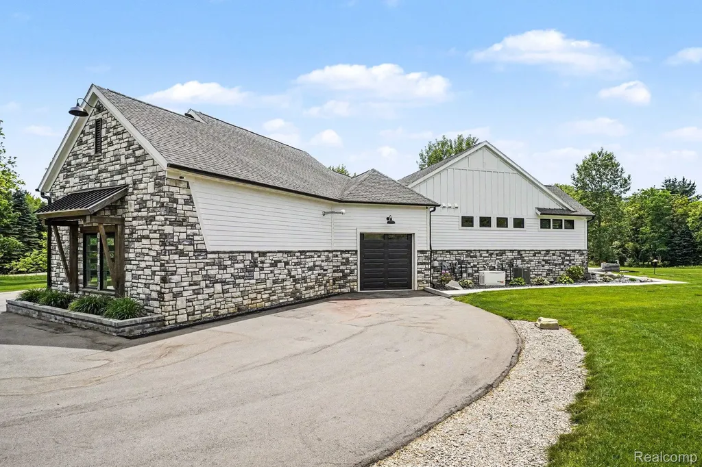5015 Birch Drive Springfield Charter Township MI 48350