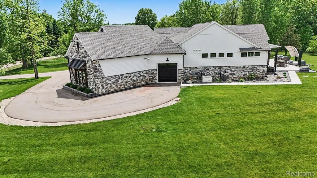 5015 Birch Drive Springfield Charter Township MI 48350