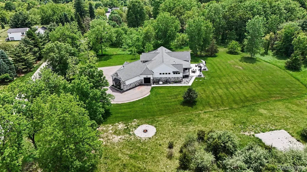 5015 Birch Drive Springfield Charter Township MI 48350