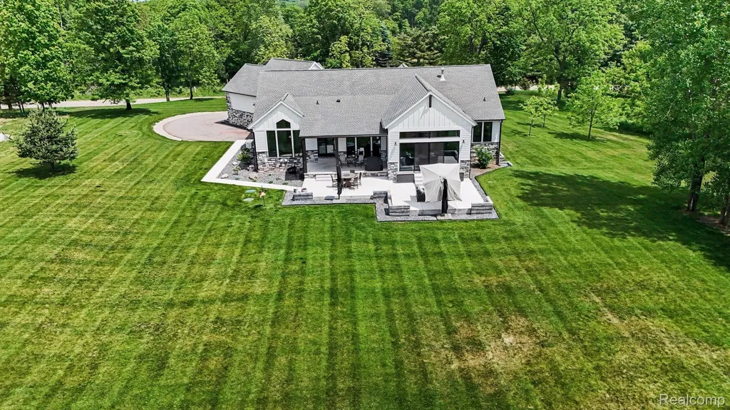 5015 Birch Drive Springfield Charter Township MI 48350