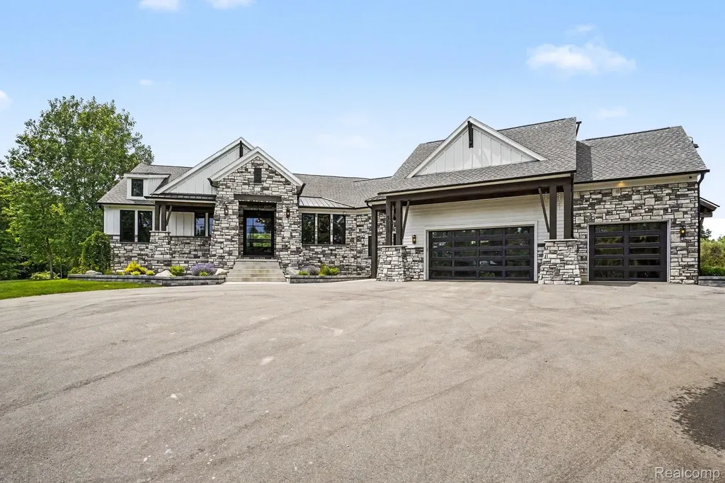 5015 Birch Drive Springfield Charter Township MI 48350