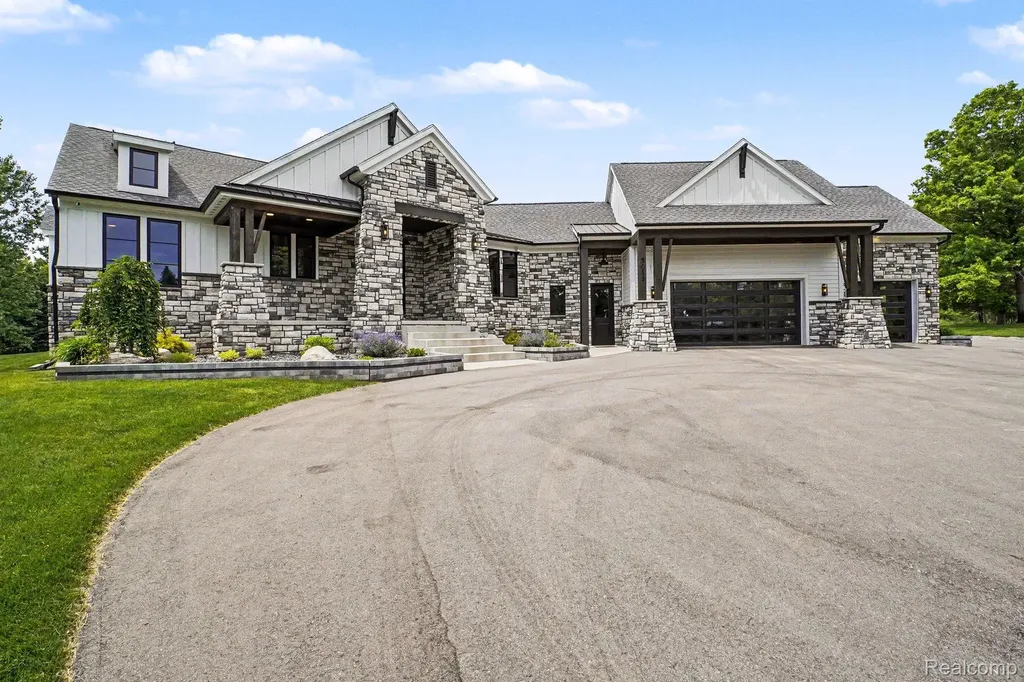 5015 Birch Drive Springfield Charter Township MI 48350