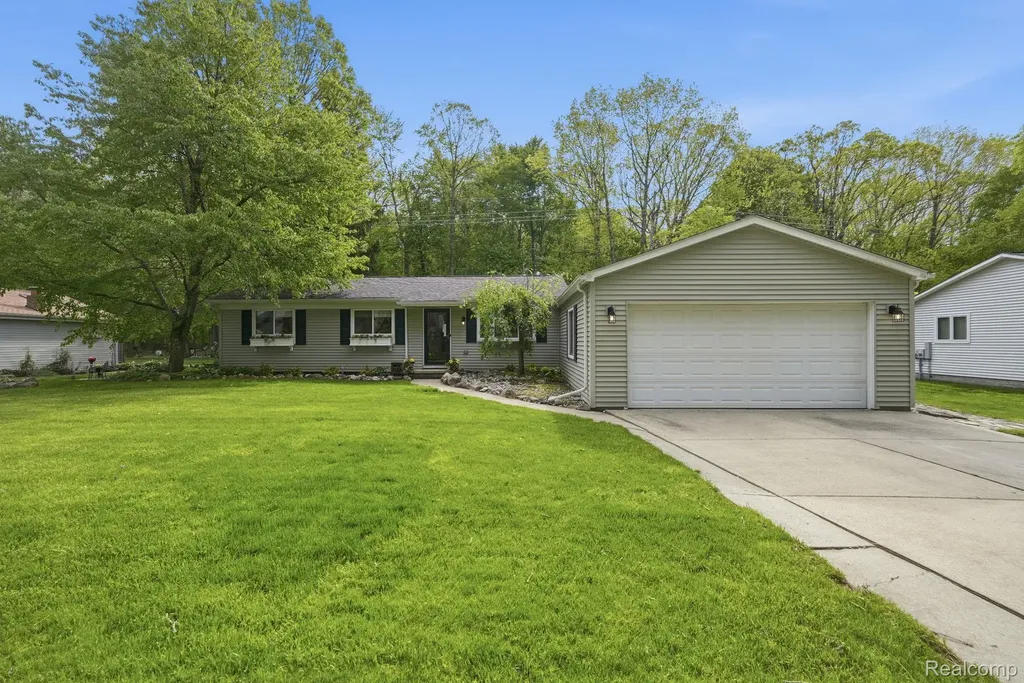 58032 Robroy Street Washington Township MI 48094