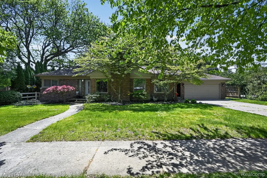 1681 Oxford Road Grosse Pointe Woods City MI 48236