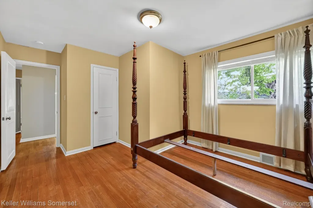 1681 Oxford Road Grosse Pointe Woods City MI 48236