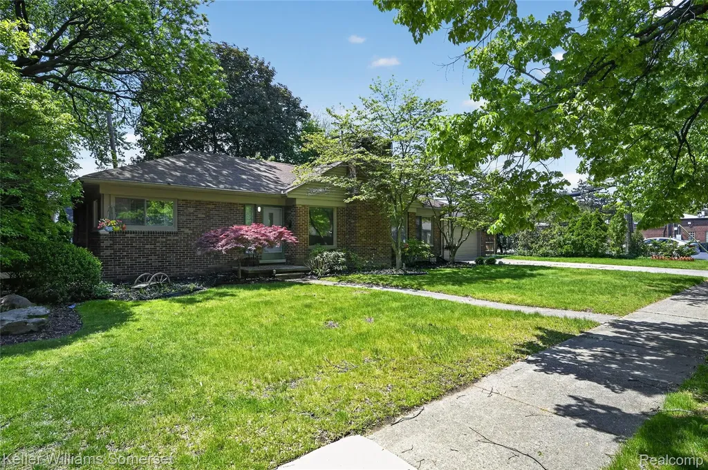 1681 Oxford Road Grosse Pointe Woods City MI 48236