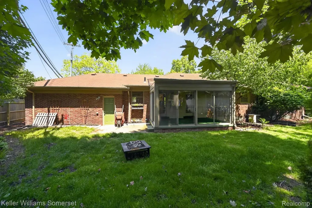 1681 Oxford Road Grosse Pointe Woods City MI 48236