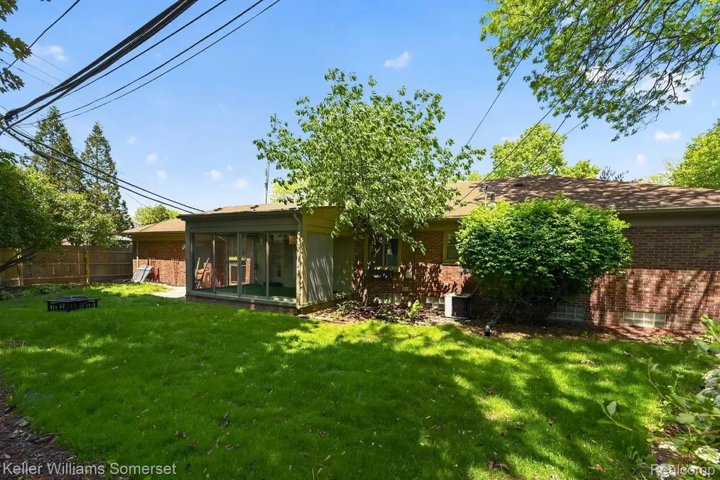1681 Oxford Road Grosse Pointe Woods City MI 48236
