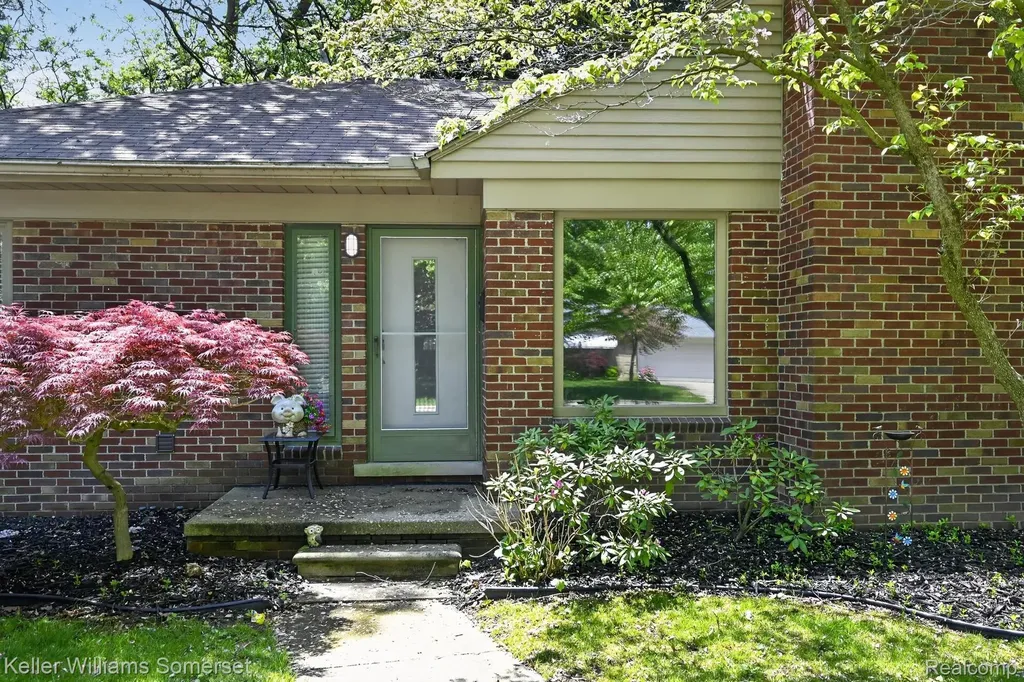 1681 Oxford Road Grosse Pointe Woods City MI 48236