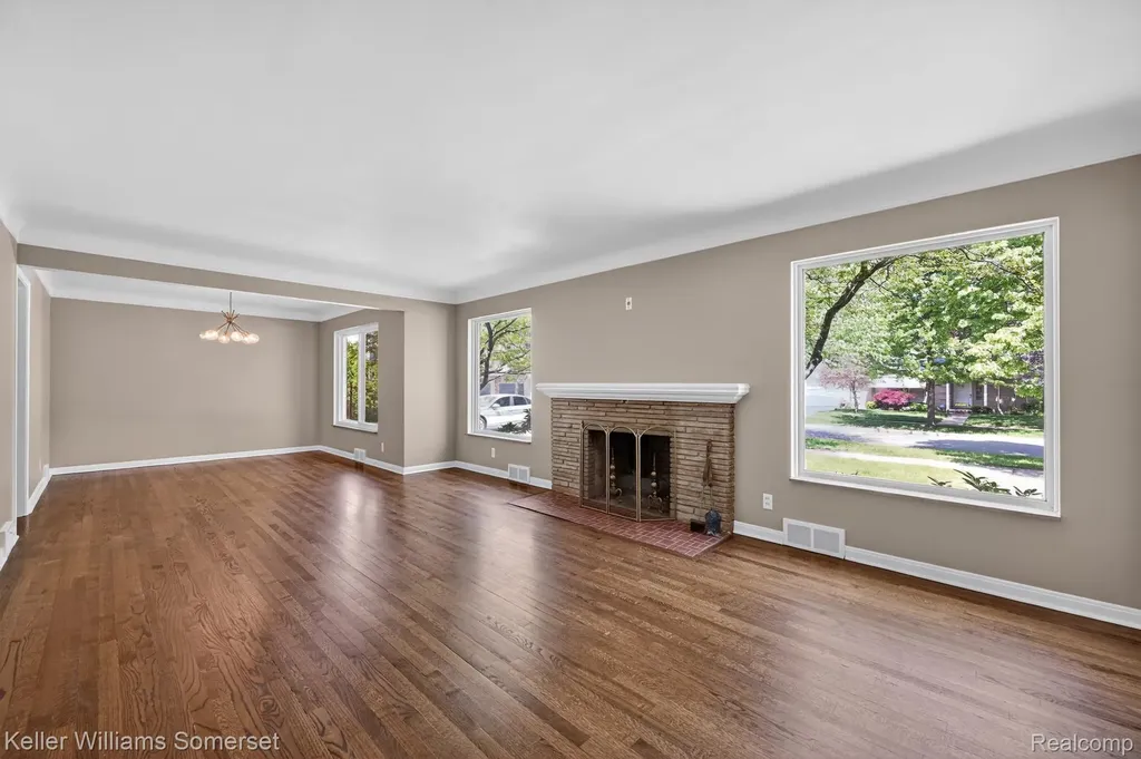 1681 Oxford Road Grosse Pointe Woods City MI 48236