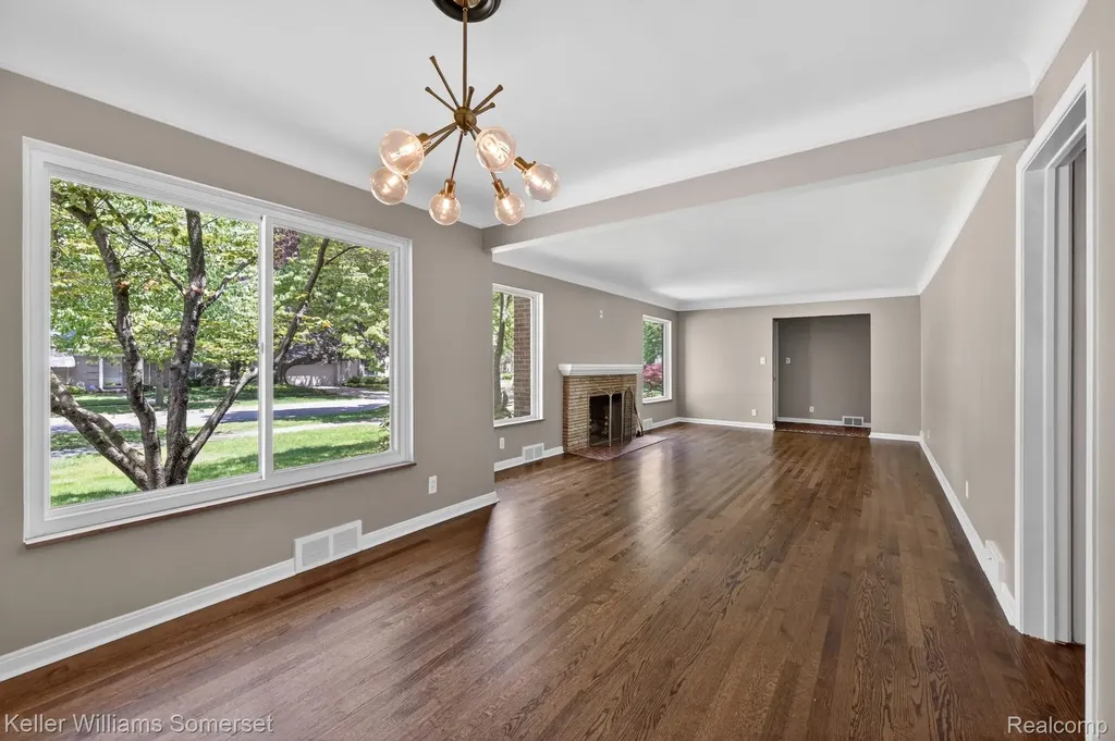 1681 Oxford Road Grosse Pointe Woods City MI 48236