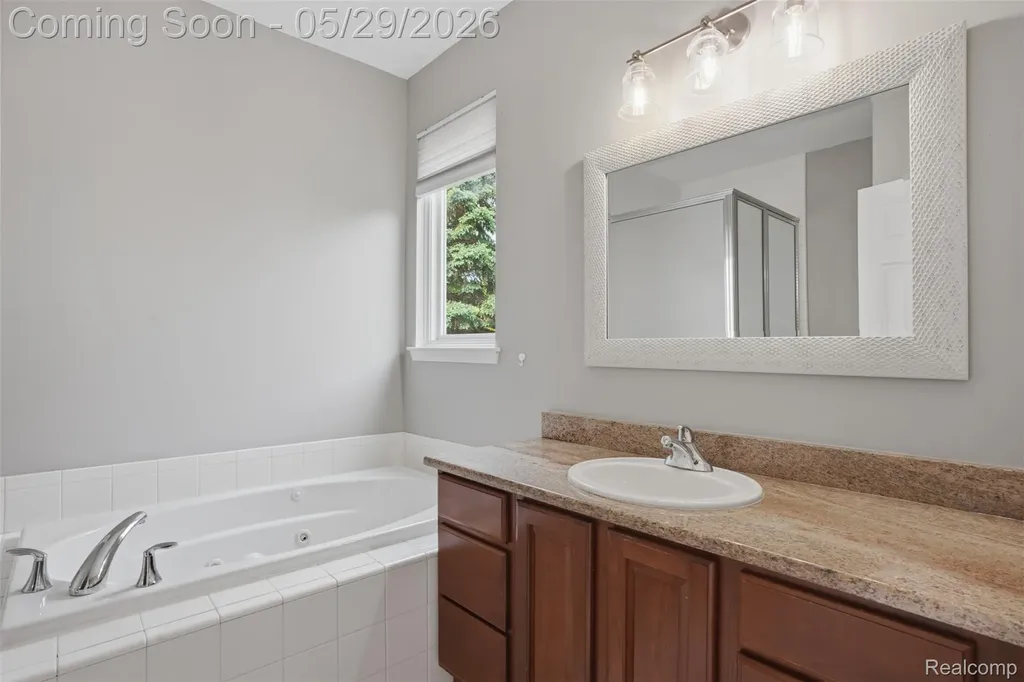 735 Kentbrook Drive Commerce Charter Township MI 48382