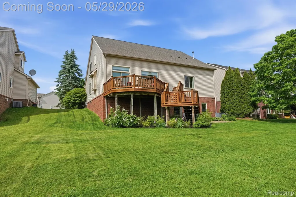 735 Kentbrook Drive Commerce Charter Township MI 48382