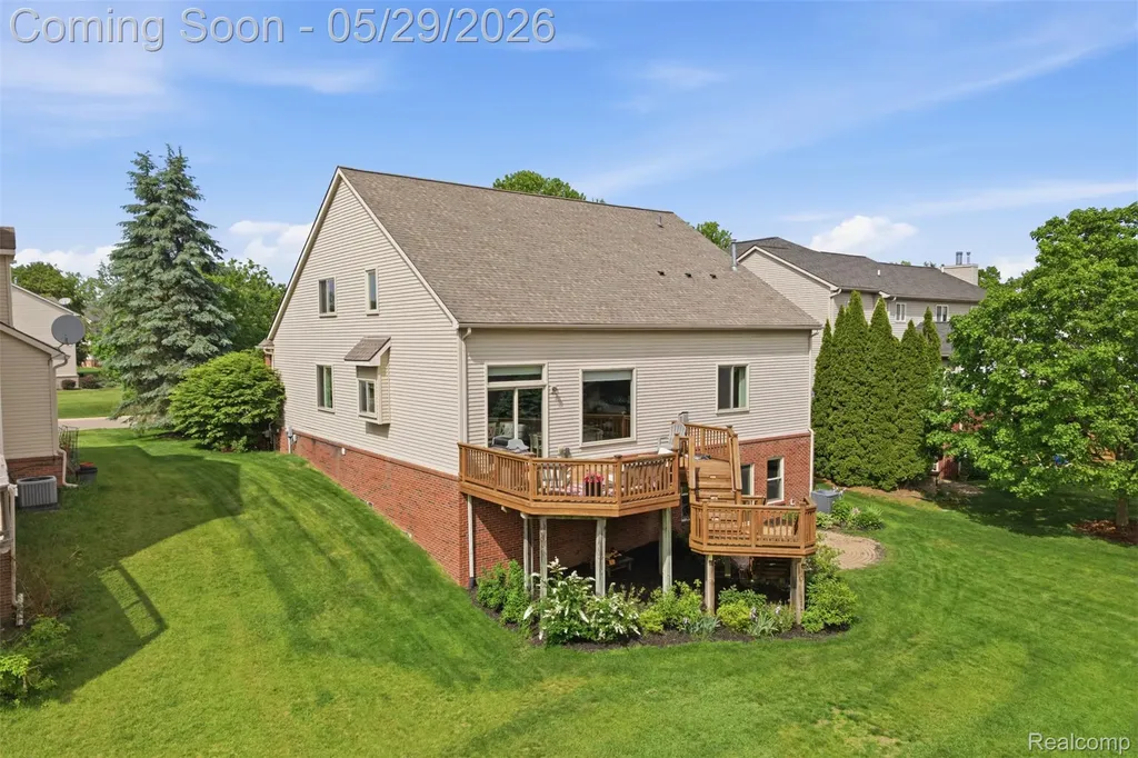 735 Kentbrook Drive Commerce Charter Township MI 48382