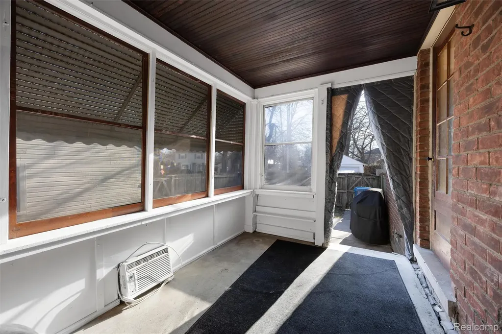 20701 Toles Lane Grosse Pointe Woods City MI 48236
