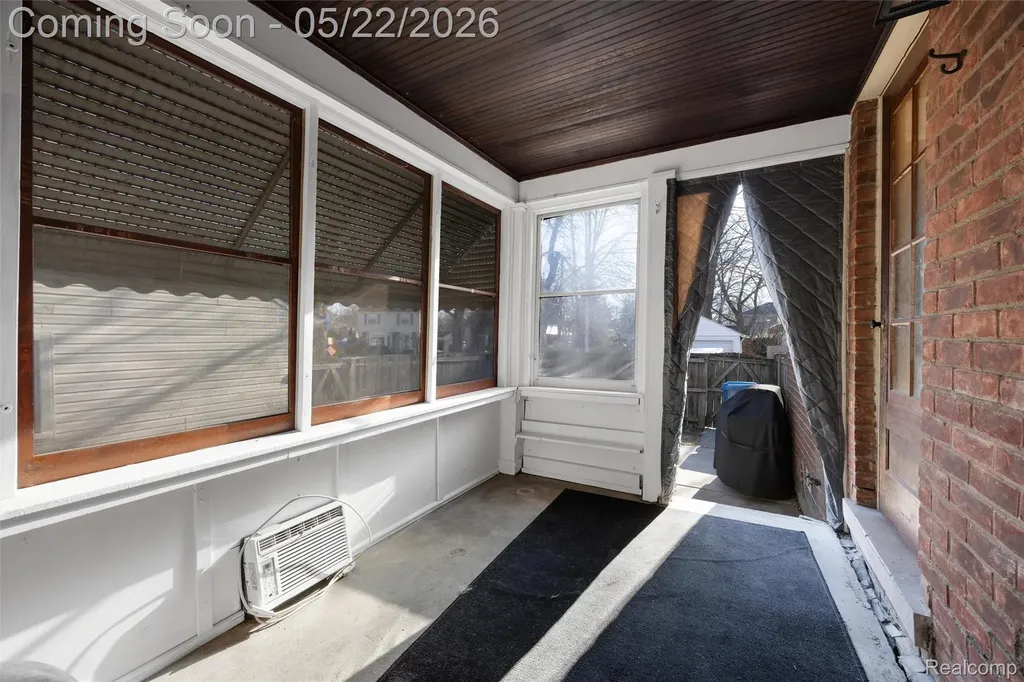 20701 Toles Lane Grosse Pointe Woods City MI 48236
