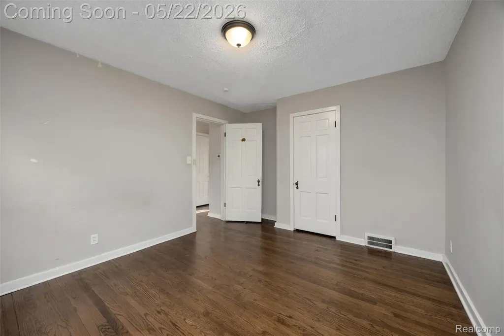 20701 Toles Lane Grosse Pointe Woods City MI 48236