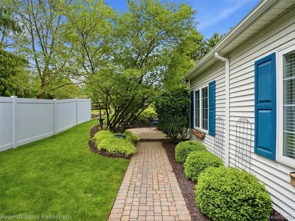 1351 W Fairview Lane Rochester Hills City MI 48306