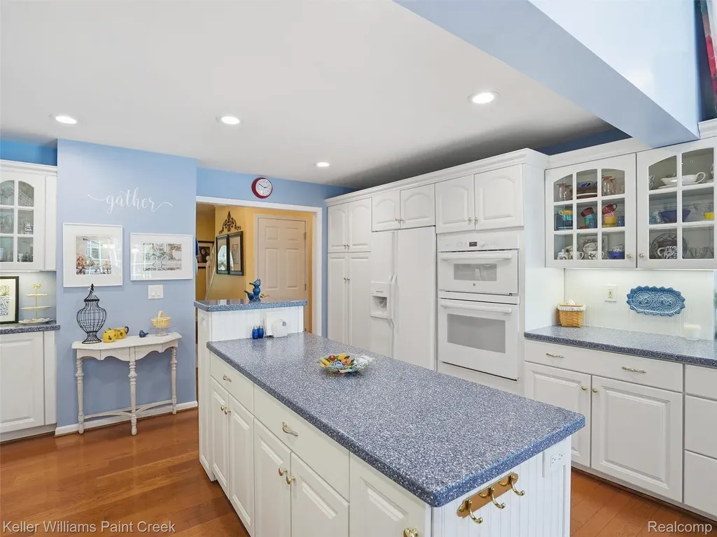 1351 W Fairview Lane Rochester Hills City MI 48306