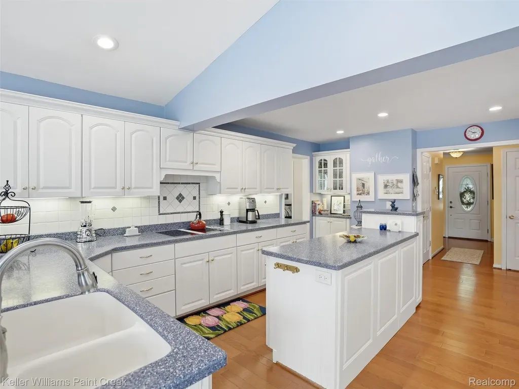 1351 W Fairview Lane Rochester Hills City MI 48306