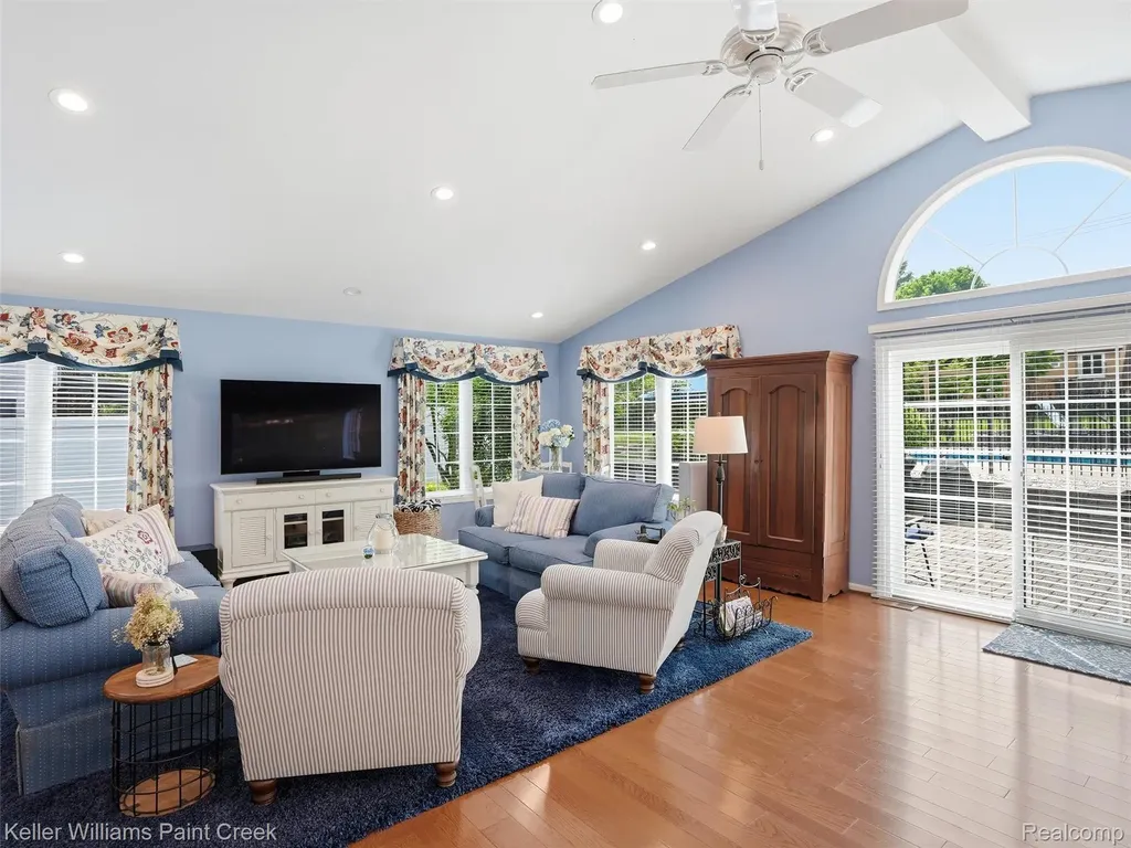 1351 W Fairview Lane Rochester Hills City MI 48306