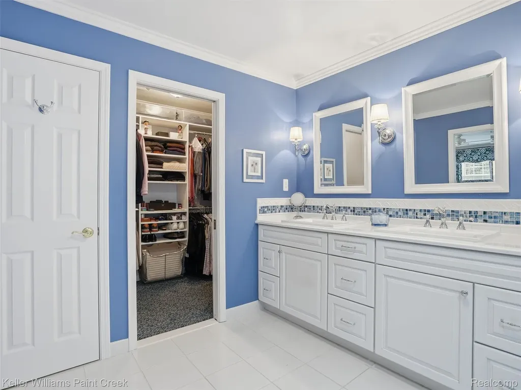 1351 W Fairview Lane Rochester Hills City MI 48306