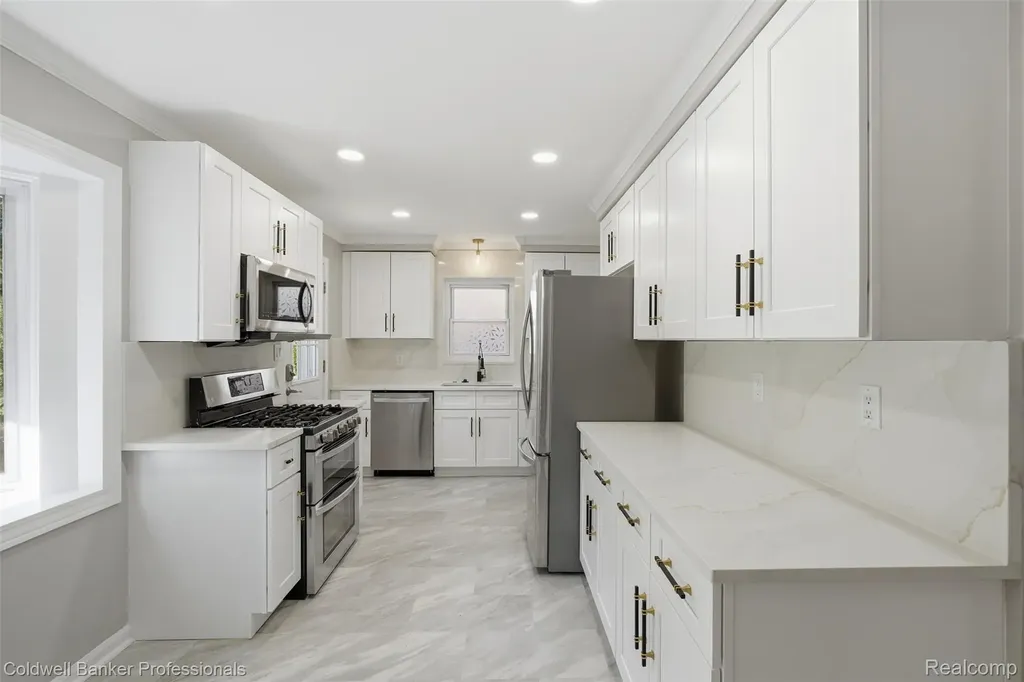 18761 Dolores Avenue Lathrup Village City MI 48076