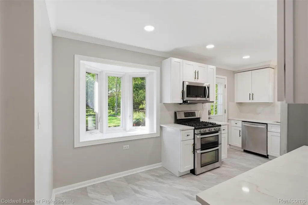 18761 Dolores Avenue Lathrup Village City MI 48076