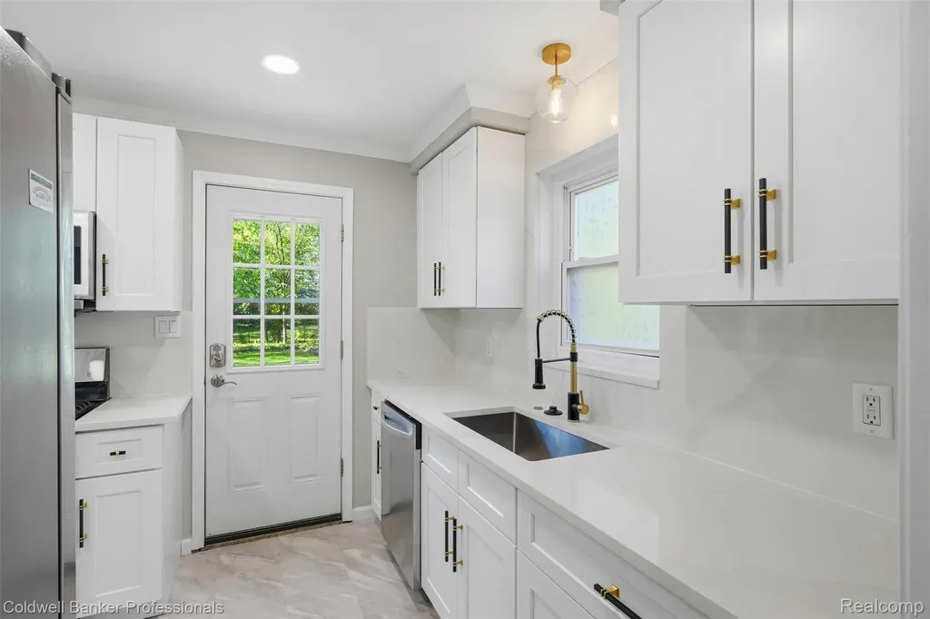 18761 Dolores Avenue Lathrup Village City MI 48076
