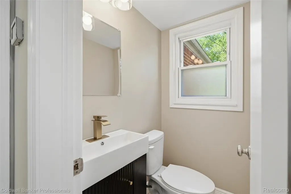 18761 Dolores Avenue Lathrup Village City MI 48076